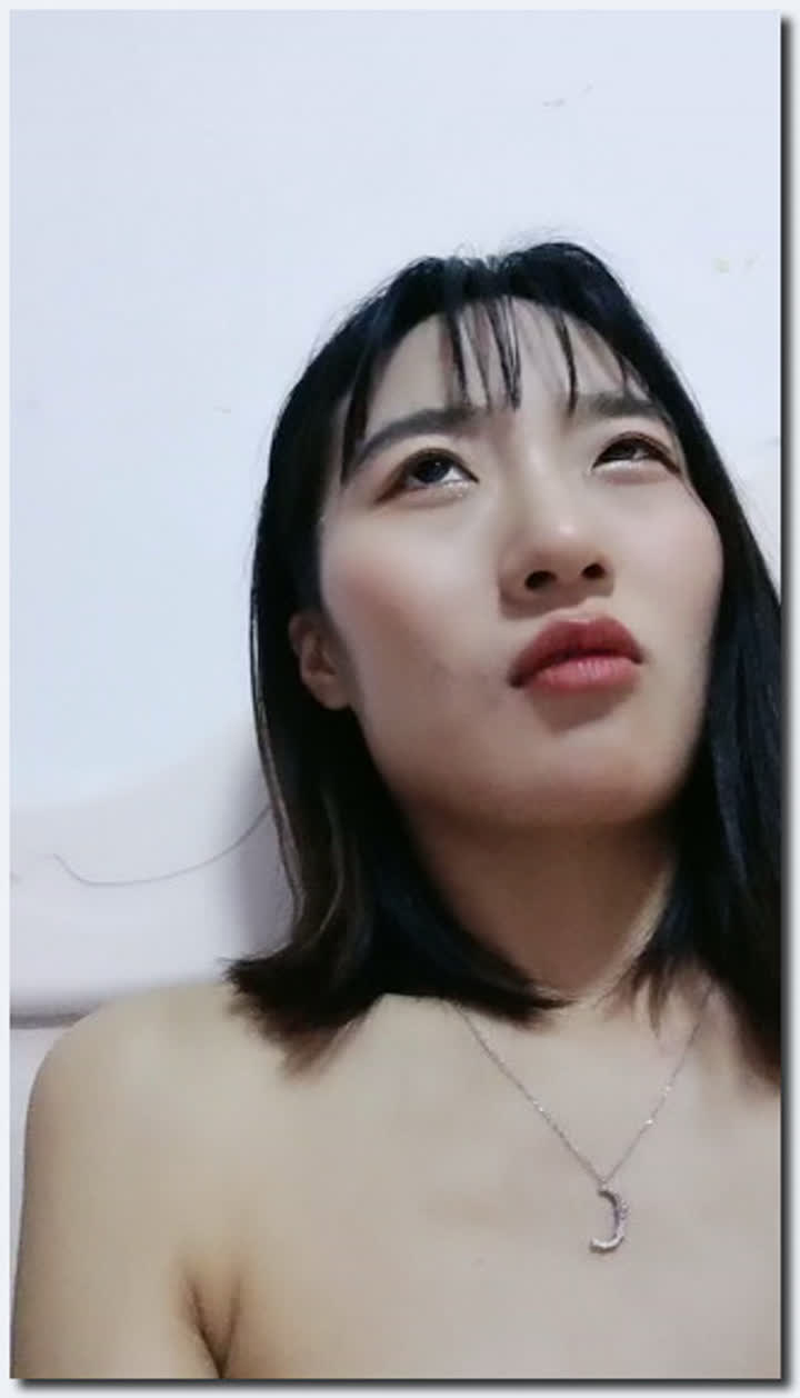 清纯甜美刚播贫乳嫩妹和炮友大秀，特写舔屌活比较生疏，第一视角抽插多毛骚穴，没插几下流出白浆特写<script src=